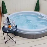 Hytte Green Acres Retreat With Hot Tub